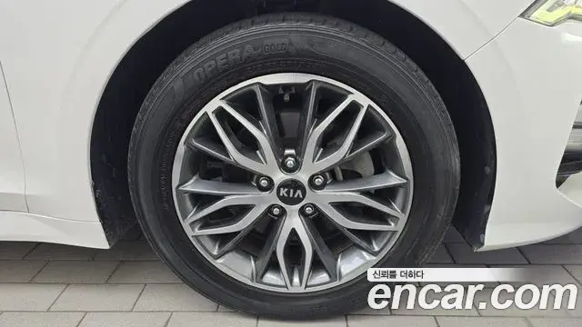 Kia K5 2019 — ფოტო 17/31