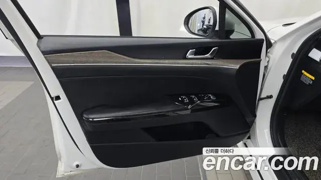 Kia K5 2019 — ფოტო 22/31