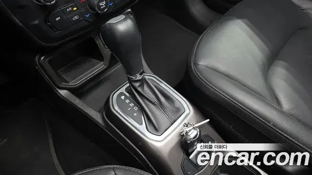 Jeep Renegade 2021 — Фото 8/20