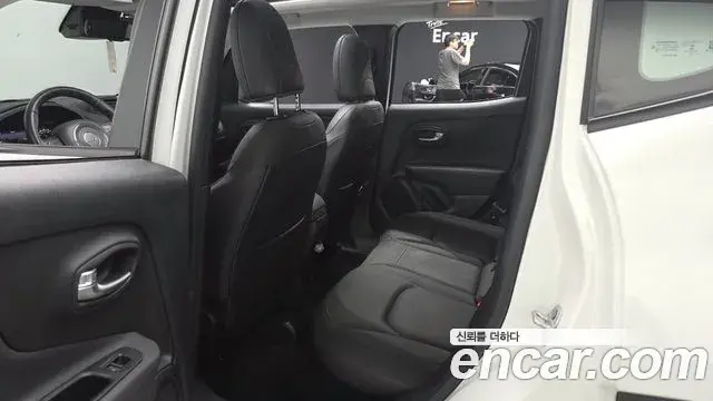 Jeep Renegade 2021 — Фото 11/20