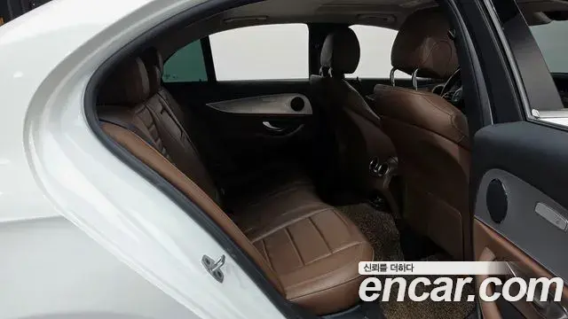 Mercedes-Benz E-Class 2018 — Фото 11/20