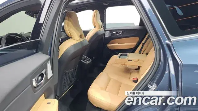 Volvo XC60 2021 — Фото 11/20