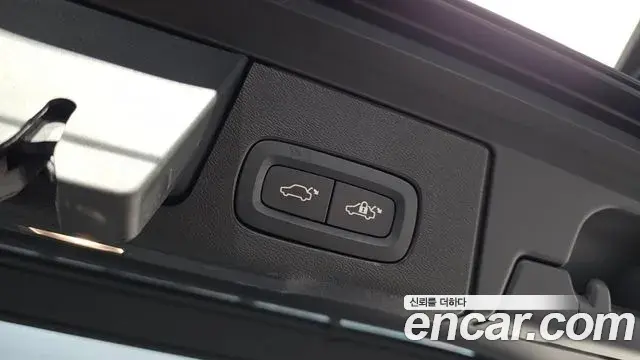 Volvo XC60 2021 — Фото 19/20