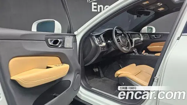 Volvo XC60 2019 — Фото 10/20