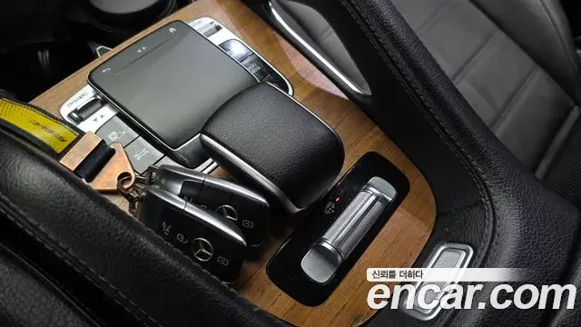 Mercedes-Benz GLE-Class 2019 — Şəkil 17/20