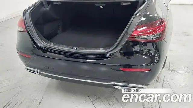 Mercedes-Benz E-Class 2021 — Фото 11/20