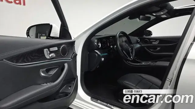 Mercedes-Benz E-Class 2023 — Фото 10/20
