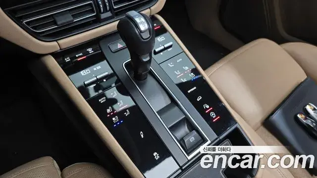 Porsche Macan 2023 — Фото 9/20