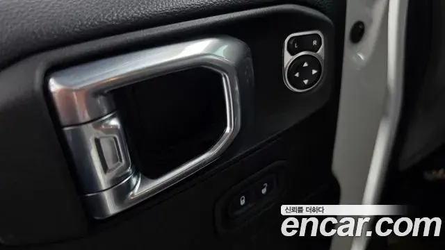 Jeep Wrangler 2021 — Фото 18/20