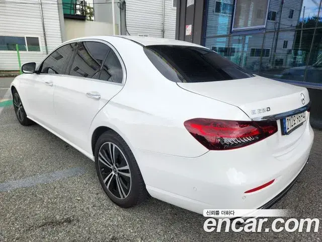 Mercedes-Benz E-Class 2021 — Фото 4/18