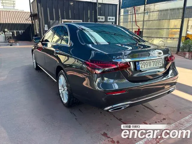 Mercedes-Benz E-Class 2023 — Фото 1/20