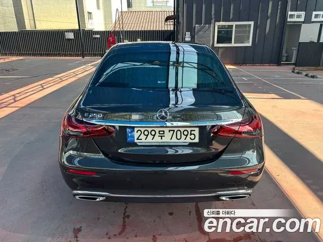 Mercedes-Benz E-Class 2023 — Фото 3/20
