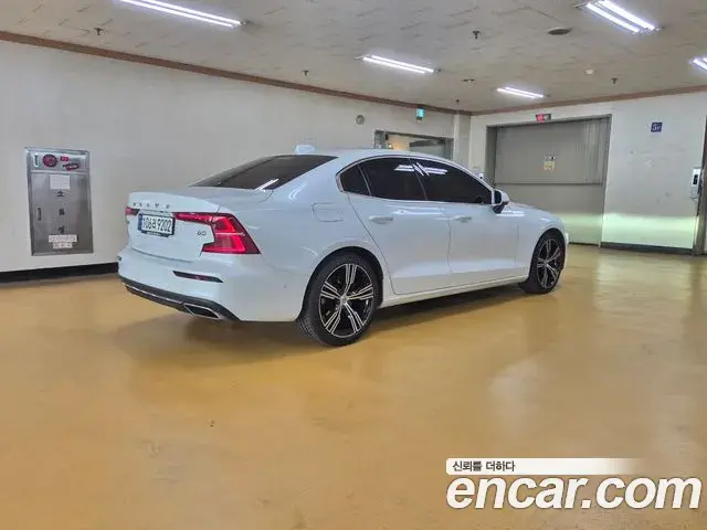 Volvo S60 2021 — Şəkil 14/18