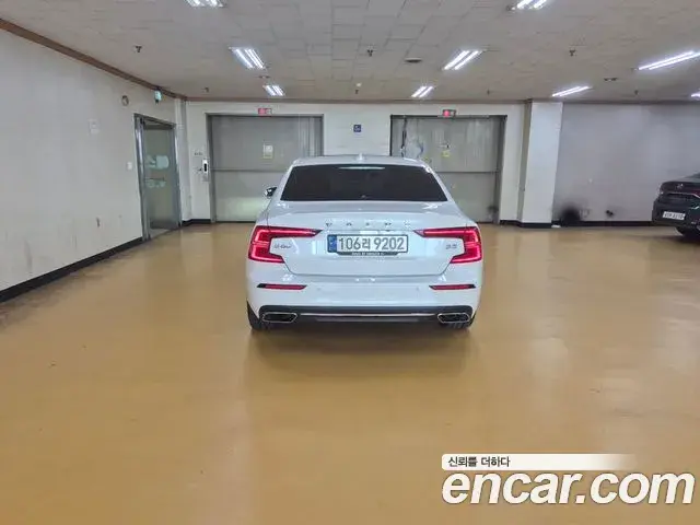 Volvo S60 2021 — Şəkil 15/18