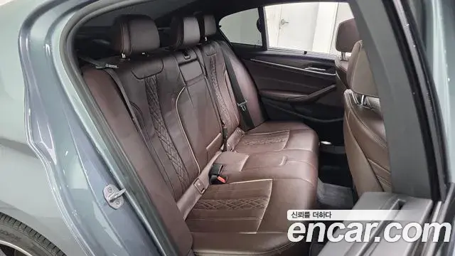 BMW 5 Series 2018 — Фото 11/20