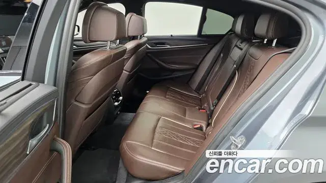 BMW 5 Series 2018 — Фото 12/20