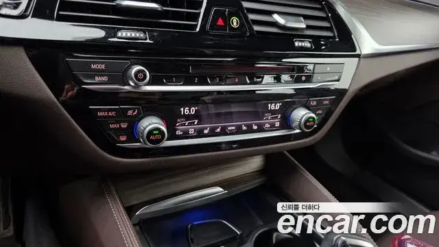 BMW 5 Series 2018 — Фото 18/20