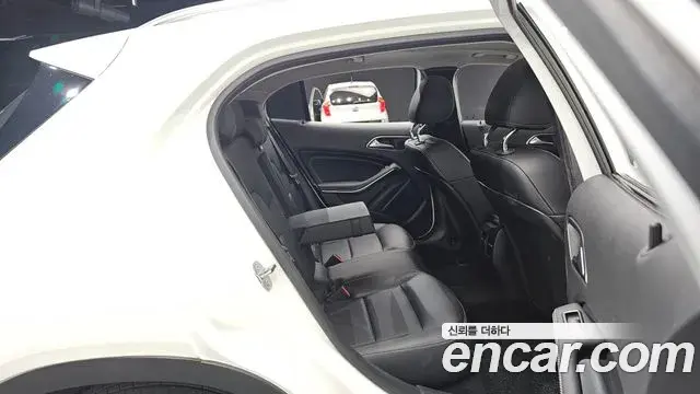 Mercedes-Benz GLA-Class 2018 — Фото 11/20