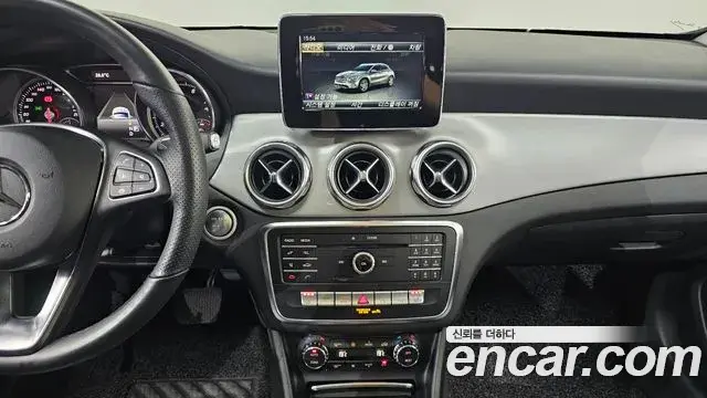 Mercedes-Benz GLA-Class 2018 — Фото 13/20