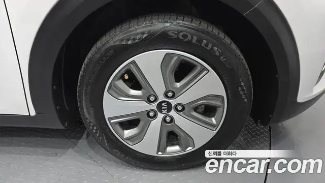 Kia Niro 2020 — ფოტო 27/30