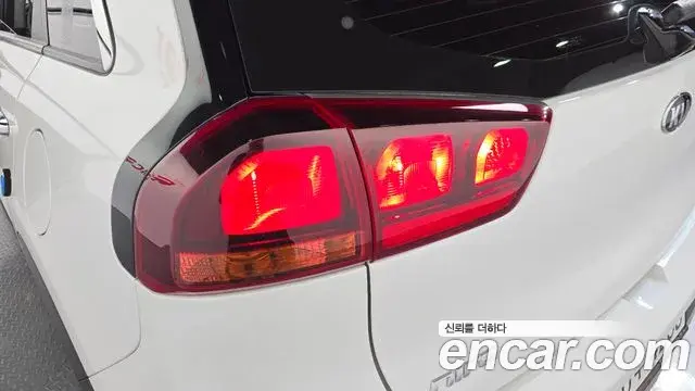 Kia Niro 2020 — ფოტო 15/30