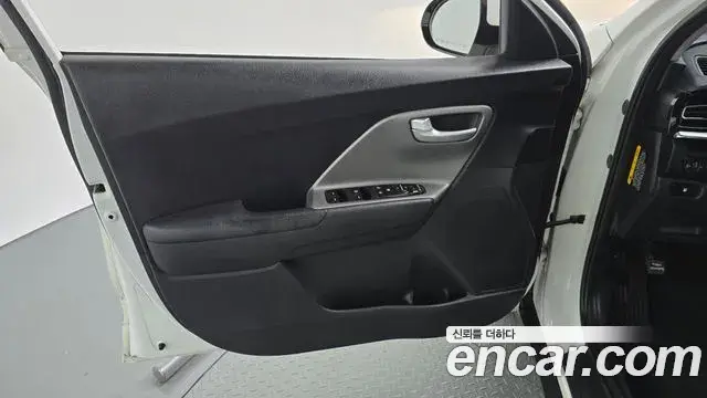 Kia Niro 2020 — ფოტო 11/30