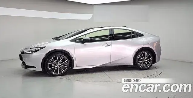 Toyota Prius 2024 — ფოტო 15/18
