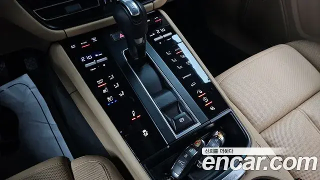 Porsche Macan 2023 — Фото 9/20