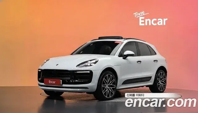 Porsche Macan 2023 — Фото 1/20