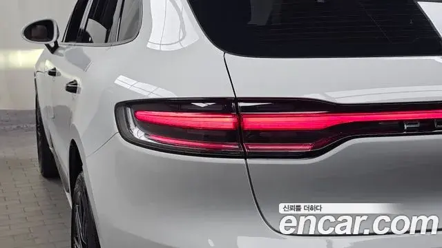 Porsche Macan 2023 — Photo 9/31
