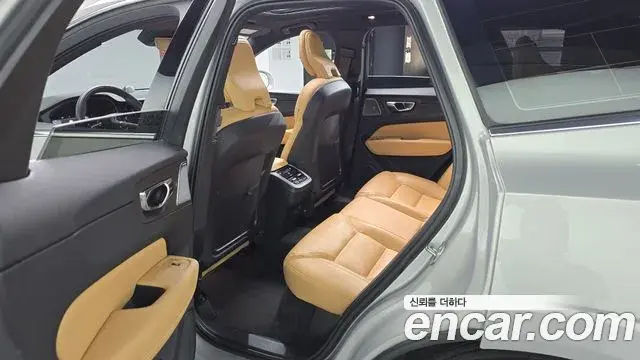 Volvo XC60 2021 — Фото 11/20
