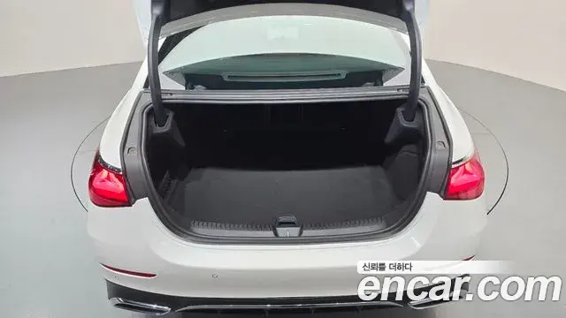 Mercedes-Benz E-Class 2026 — Photo 17/20