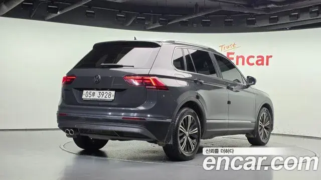 Volkswagen Tiguan 2018 — Şəkil 8/20