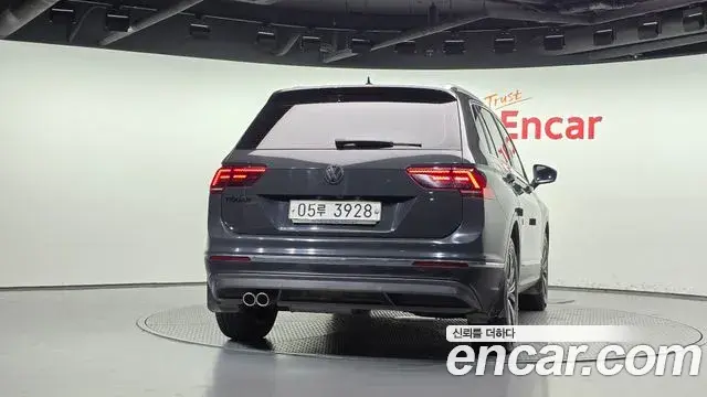 Volkswagen Tiguan 2018 — Şəkil 11/20