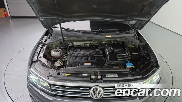 Volkswagen Tiguan 2018 — Şəkil 12/20