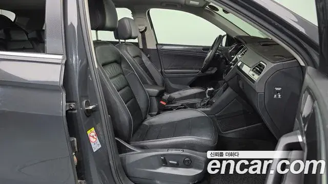 Volkswagen Tiguan 2018 — Şəkil 17/20