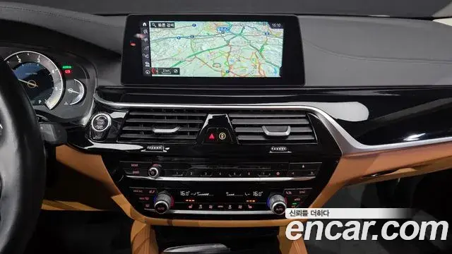 BMW 5 Series 2018 — Фото 13/20