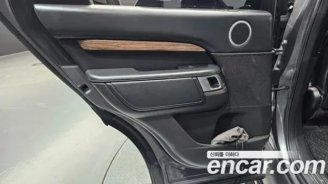 Land Rover Discovery 5 2019 — Şəkil 21/30