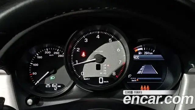 Porsche Macan 2022 — Şəkil 37/42