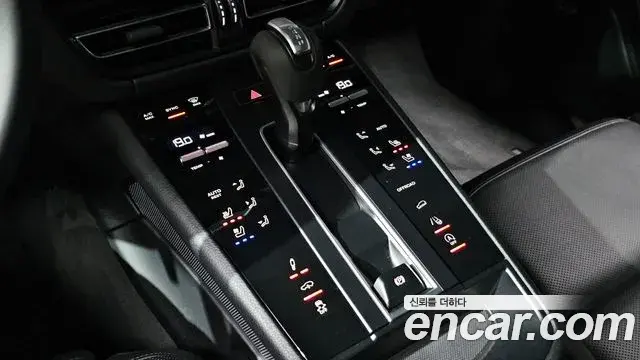 Porsche Macan 2022 — Şəkil 21/42