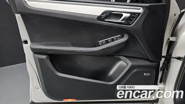 Porsche Macan 2022 — Şəkil 41/42