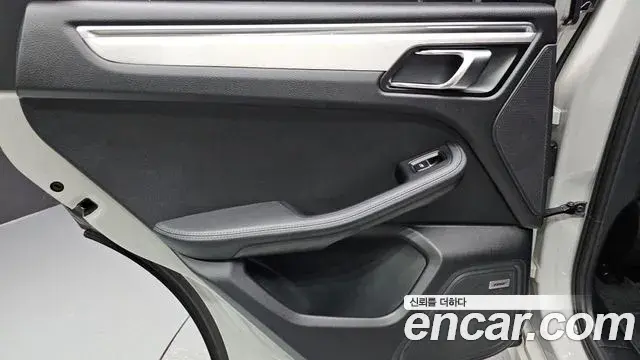 Porsche Macan 2022 — Şəkil 40/42