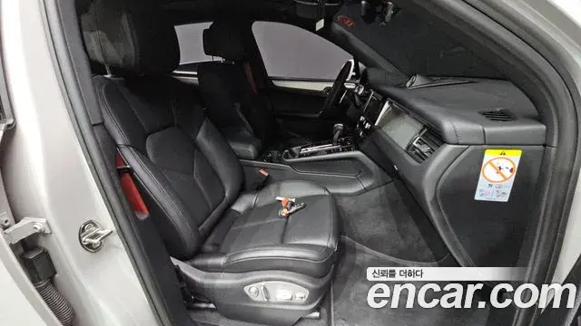 Porsche Macan 2022 — Şəkil 16/42
