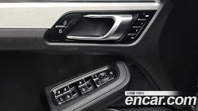 Porsche Macan 2022 — Şəkil 17/42
