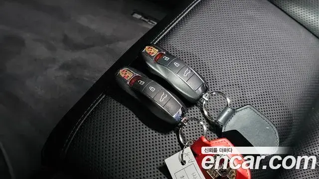 Porsche Macan 2022 — Şəkil 33/42