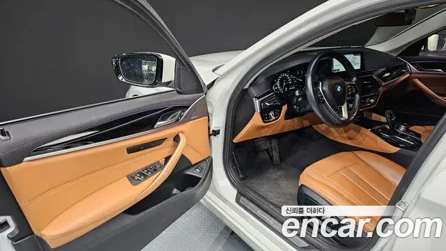 BMW 5 Series 2018 — Фото 10/20