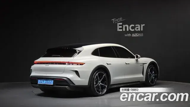 Porsche Taycan 2025 — Şəkil 9/33