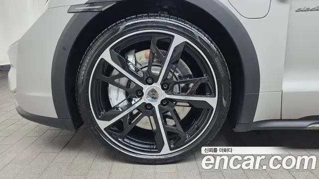 Porsche Taycan 2025 — Şəkil 14/33