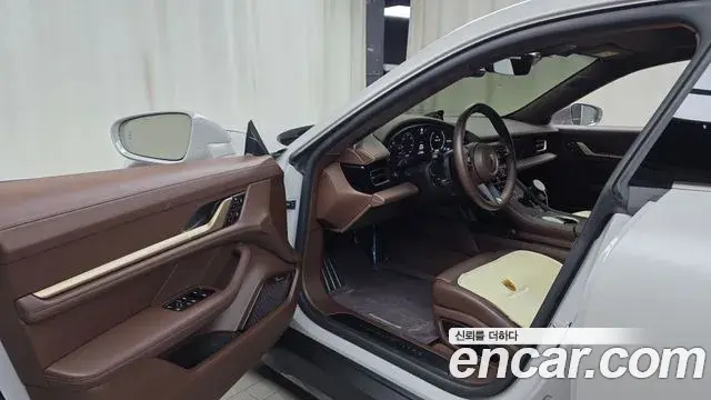 Porsche Taycan 2025 — Şəkil 18/33