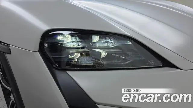 Porsche Taycan 2025 — Şəkil 22/33
